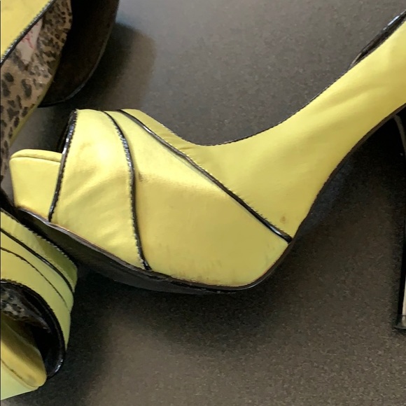 Lime green and black high heel shoe - Picture 7 of 8
